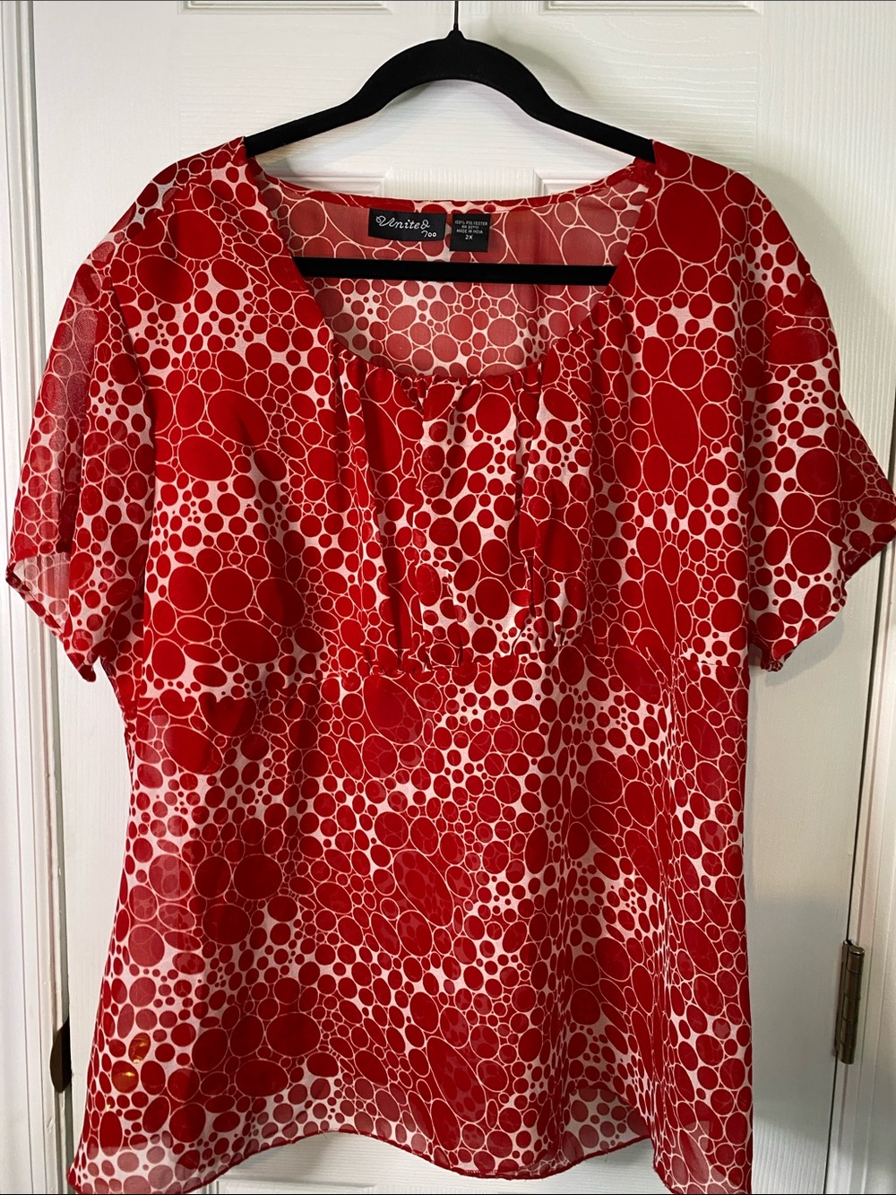 United 700 Red and White Bubble-Print Short Sleeve Blouse Size 2X.